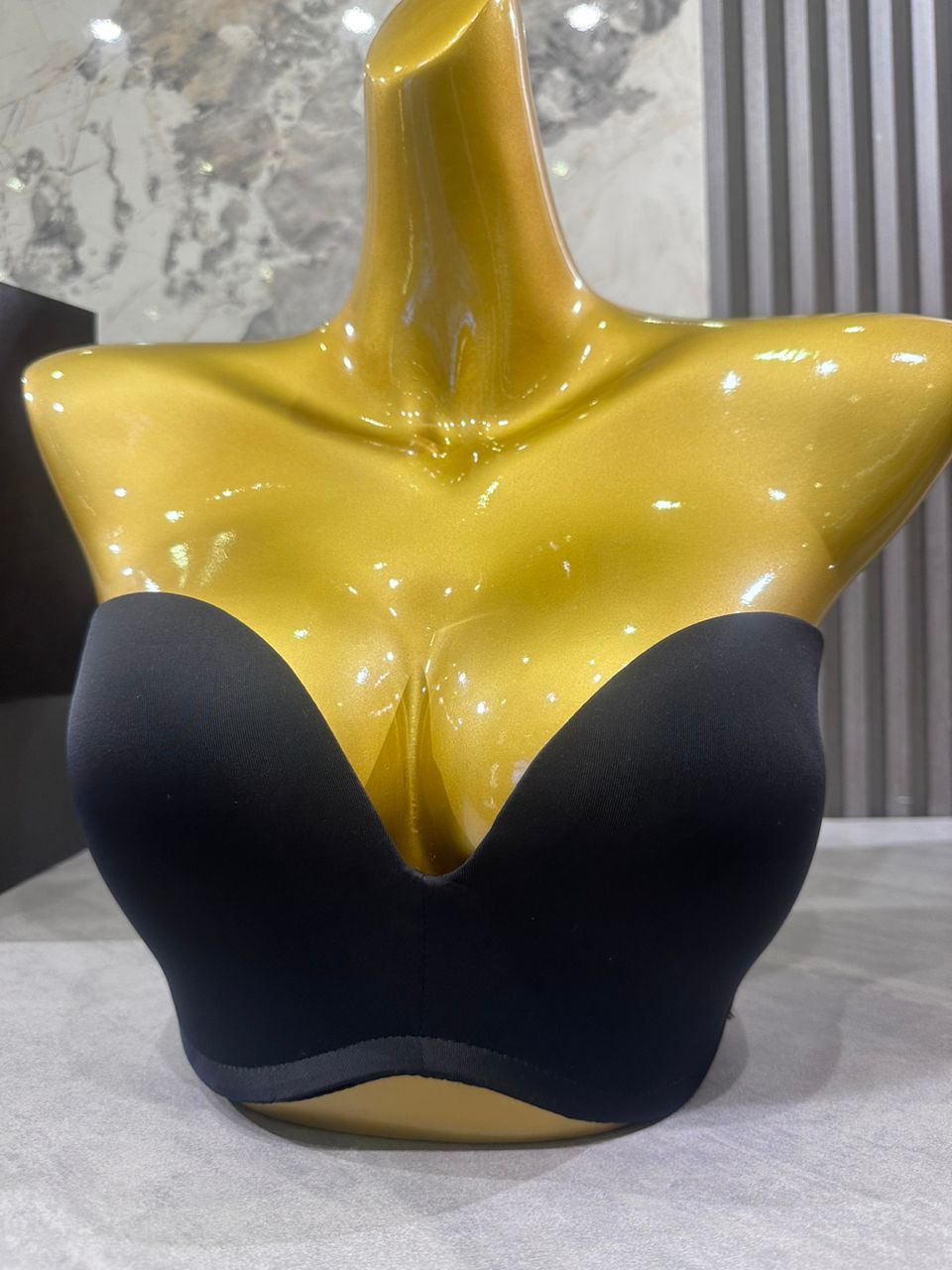 REMOVABLE STRAPS NO HAND BRA